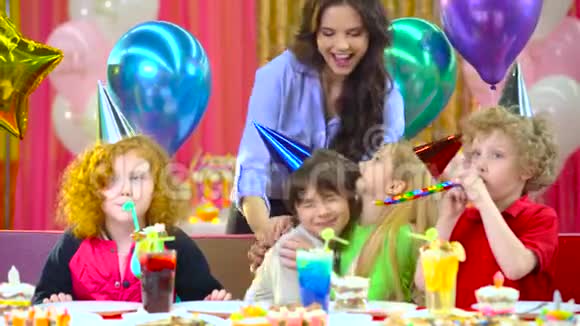孩子们在咖啡馆里和母亲和恶魔一起庆祝他们的生日视频的预览图