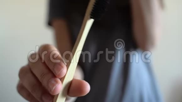 女人手上的特写显示了竹制牙刷零废物浴室无塑料视频的预览图