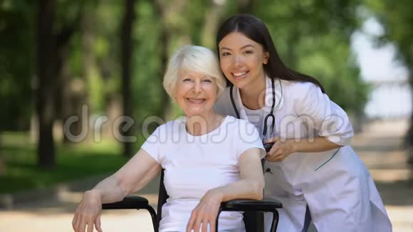 护士和残疾老太太对着镜头微笑竖起大拇指视频的预览图
