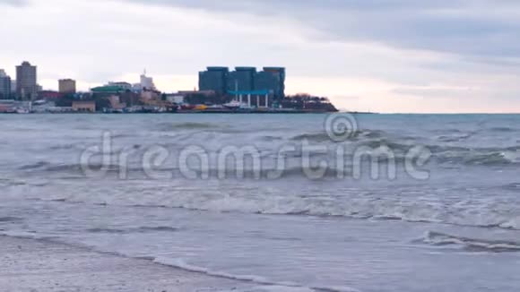 海滩和海港的风暴长波背景是沿海城镇视频的预览图