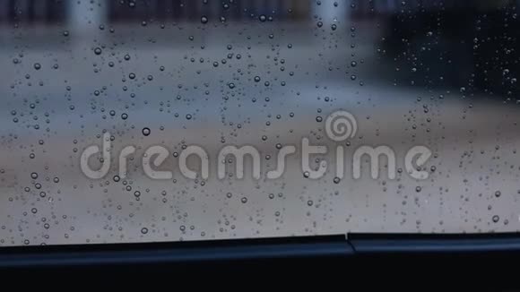 雨季挡风玻璃背景下的雨滴视频的预览图