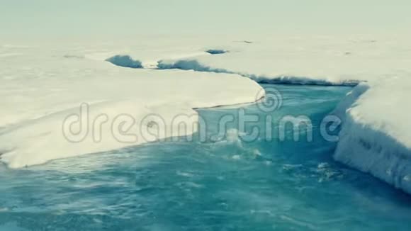 融化的冰山和瀑布视频的预览图