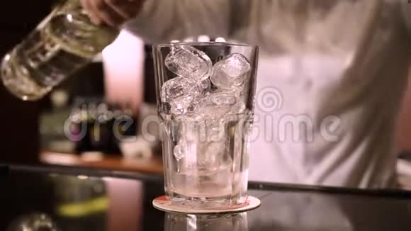 在装有冰块的玻璃杯中倒入酒精视频的预览图