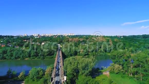 空中拍摄的天际线奇妙的自然和交通在桥上的道路4K视频的预览图