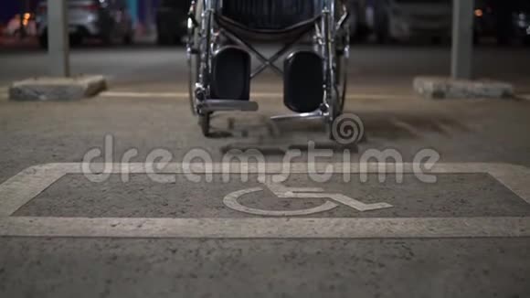 一个空荡荡的轮椅站在一个残疾人停车场里在附近的人行道上为残疾人专用的地方视频的预览图
