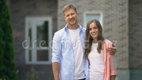 幸福夫妻对抗新买的房子房产中介房产视频的预览图