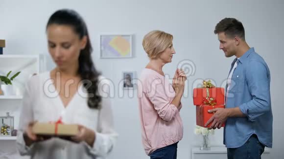女人看着小礼盒老公给妈妈送大礼物视频的预览图