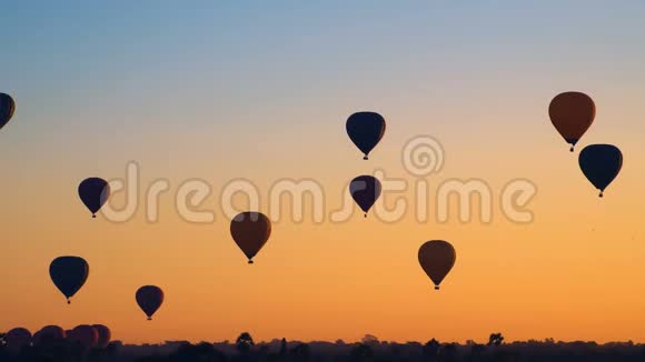在缅甸巴根上空飞行的热气球影像仪视频的预览图