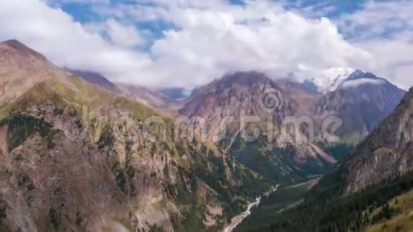 天山山脉时间推移缩小4k视频的预览图