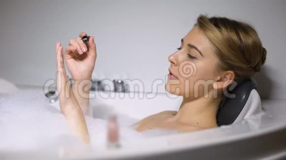女性在泡泡浴美容过程中涂指甲油视频的预览图