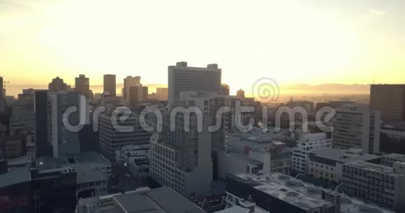 清晨喧嚣中日出照耀繁华城市的雄蜂片段视频的预览图