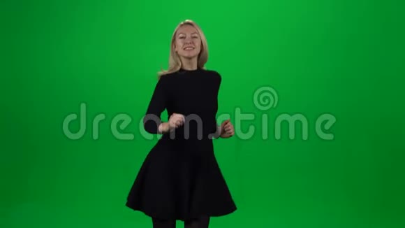 穿着黑色裙子跳舞的女人绿色屏幕视频的预览图