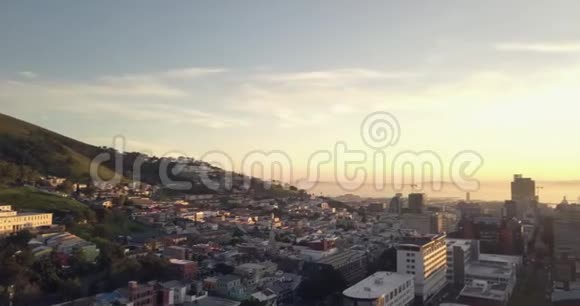 晨曦中城市的无人机镜头视频的预览图