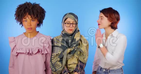 非洲妇女欧洲人和穆斯林散布谣言在蓝色背景下散布孤立的流言国际化可爱视频的预览图