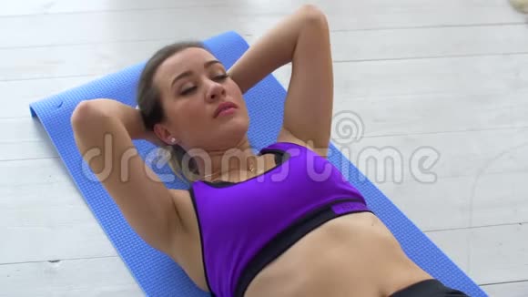 运动型修身女性在剧烈运动后放松视频的预览图