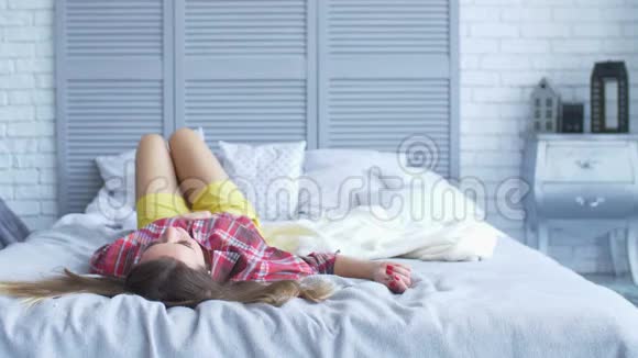 躺在床上的可爱微笑的女人的肖像视频的预览图