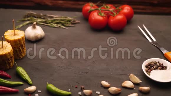 年轻女子将肉排放在餐桌上的特写视频配上西红柿玉米大蒜迷迭香视频的预览图
