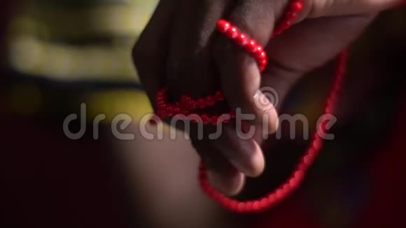 手里拿着红色珠子的人视频的预览图