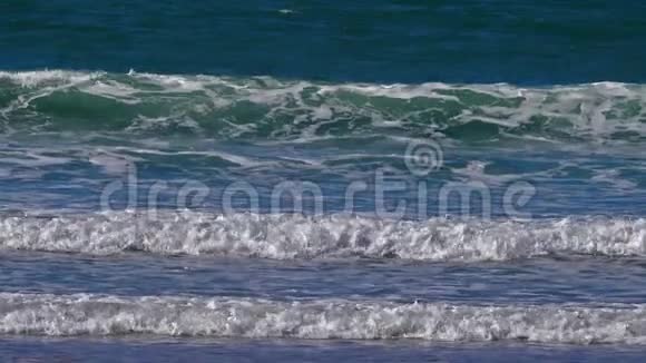 波浪默尔海岸的Courulul海滩诺曼底慢动作视频的预览图