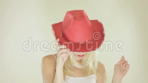 戴着红色牛仔帽的金发美女视频的预览图