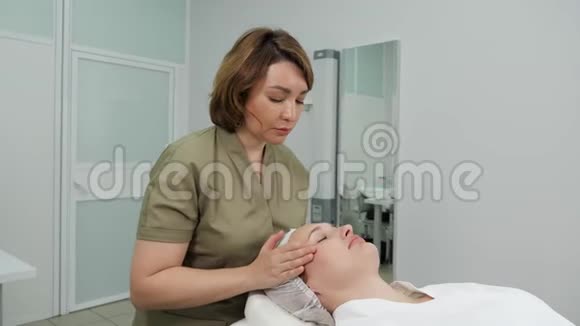 美容师专业面部按摩侧视视频的预览图