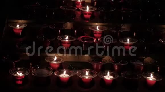教堂蜡烛组是烧伤在黑暗的圣殿里点燃蜡烛视频的预览图