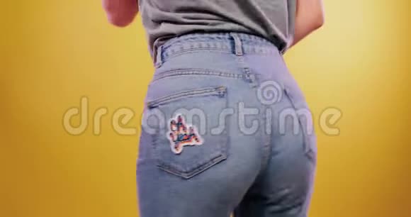 穿着牛仔裤和热片跳舞哦是的在黄色女孩拍屁股范妮屁股视频的预览图