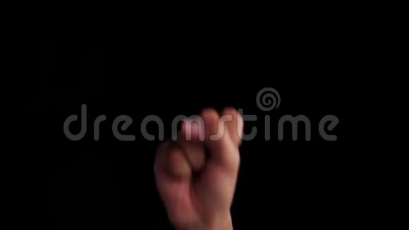 白种人白种人的手被隔离在黑色上并显示了ASLAMERICANSIGN语言的K字母标视频的预览图