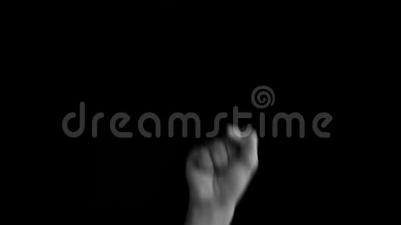 白种人的手被隔离在黑色上的特写镜头出现并显示ASL美国符号Lang的F字母符号视频的预览图