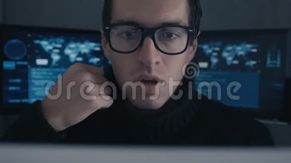 戴眼镜的IT专业程序员在计算机上工作过度工作无聊视频的预览图