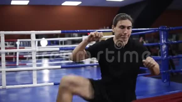 肌肉发达的白人年轻人在室内锻炼前伸腿青年拳击手在主拳前准备视频的预览图