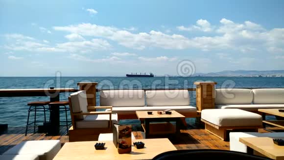 海边的扶手椅和桌子海上货船希腊塞萨洛尼基视频的预览图