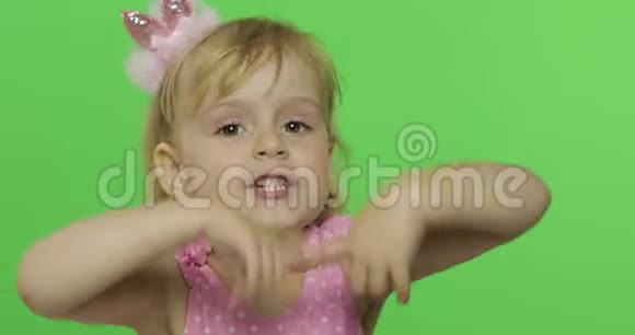 穿着粉红色泳衣的积极女孩对某件事有感情上的观点色度键视频的预览图