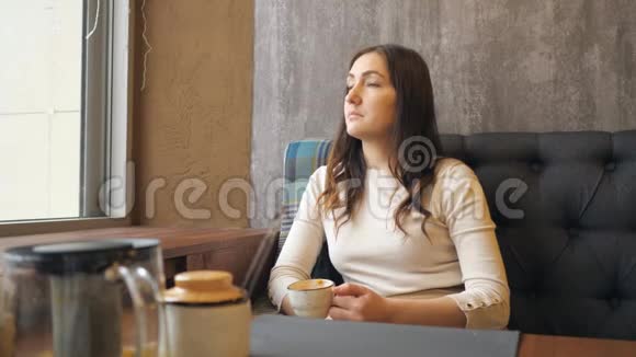 年轻的美女浪漫的女人喝热茶或咖啡视频的预览图