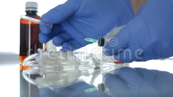 外科医生手保护与特殊手套检查注射器在医院视频的预览图