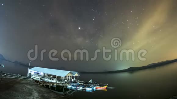 银河系在三冲台彭恩加曼谷塔玛拉星星和夜空视频的预览图