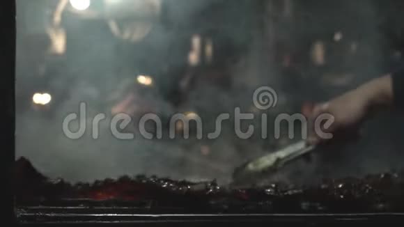 烹饪美味的烤肋肉背景专业厨师做油炸多汁的肉慢动作视频的预览图