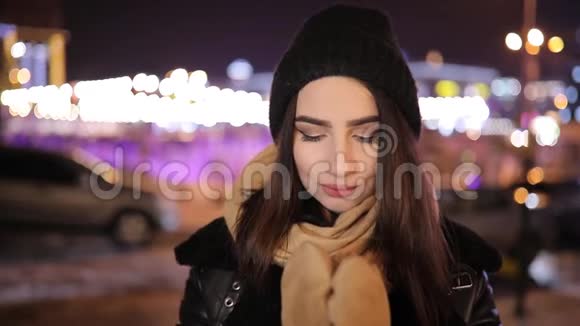 冬夜市女子睁眼看镜头的画像视频的预览图