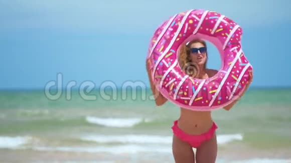 美丽的女孩与充气甜甜圈在海上跳舞视频的预览图
