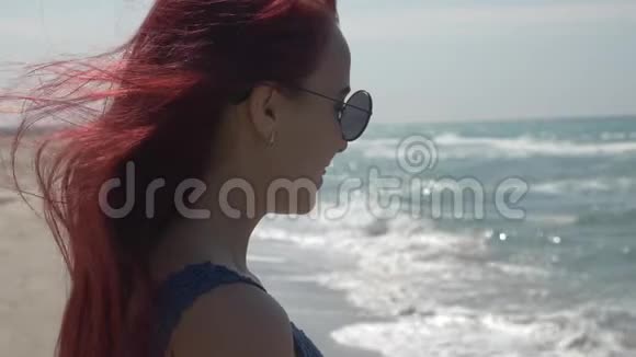 一位留着红色头发戴着墨镜戴着牙套的年轻女子的画像视频的预览图