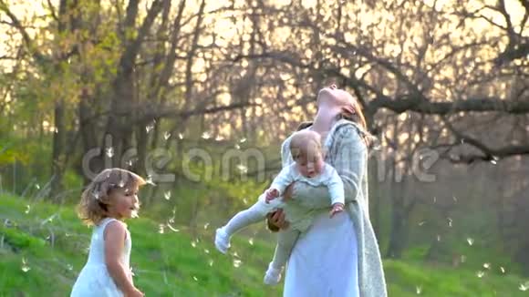 快乐的年轻母亲在公园里和女儿玩耍视频的预览图