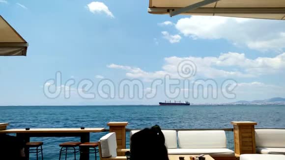 海边的扶手椅和桌子海上货船希腊塞萨洛尼基视频的预览图