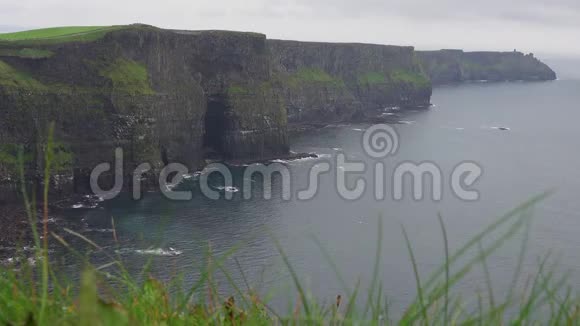 爱尔兰莫赫悬崖在雨天视频的预览图