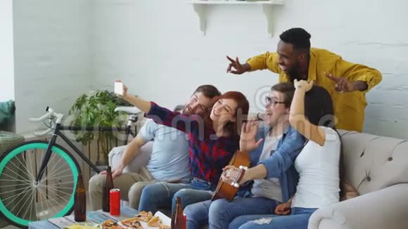 一群快乐的朋友在智能手机相机上自拍照片在聚会上庆祝啤酒和小吃视频的预览图