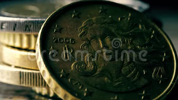 意大利10欧元硬币上著名的维纳斯诞生绘画细节宏镜头视频的预览图