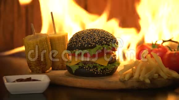 家的特写用炸薯条和火苗做成美味的汉堡视频的预览图