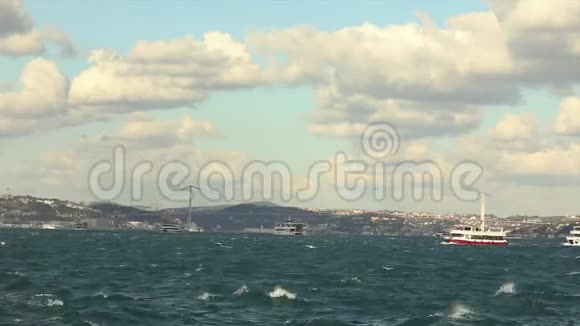 博斯普鲁斯海峡的大型现代化船只博斯普鲁斯桥土耳其伊斯坦布尔2019年4月10日视频的预览图