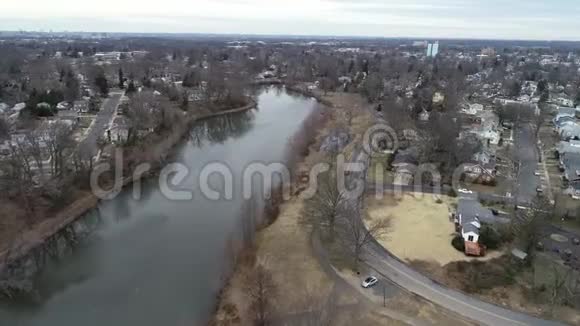 冬季美丽湖泊及周边地区的鸟瞰图视频的预览图