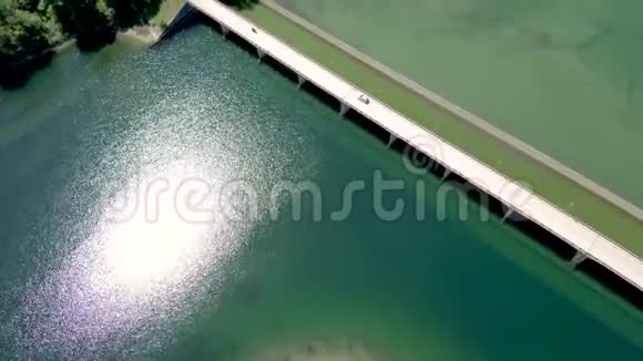空中俯瞰宽阔的河流车桥在平原上有庄稼阿利亚克莫纳斯河希腊维利亚通过无人机前进和前进视频的预览图