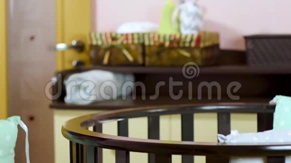 一名孕妇为新生儿做准备折叠儿童木制家具视频的预览图
